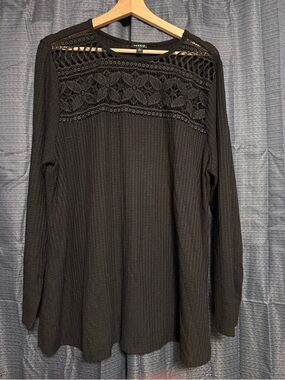 Torrid black waffle knit top with floral chest design Size 2 or 18/20 2XL